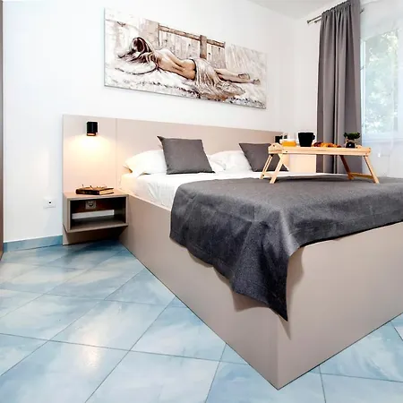 Apartment F&r Ii *